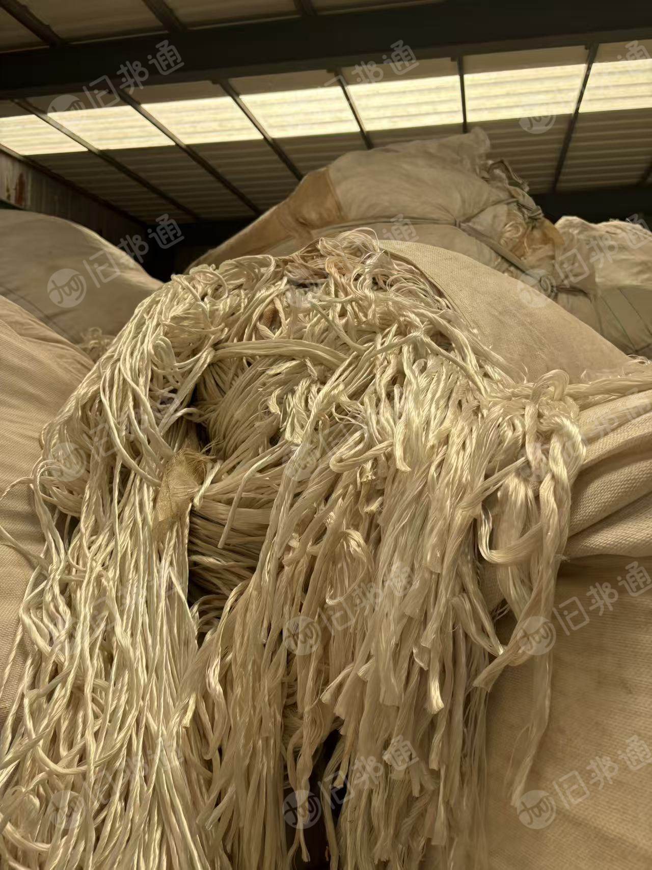 长期出售白色涤纶工业丝，涤纶废丝，从吊装带抽出来的，现货有100多吨，货在山东临沂