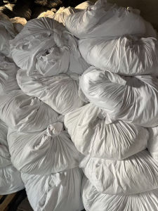 长期出售酒店床单被罩报废布草，纯棉涤棉混在一起，现货10吨左右，货在江苏南通