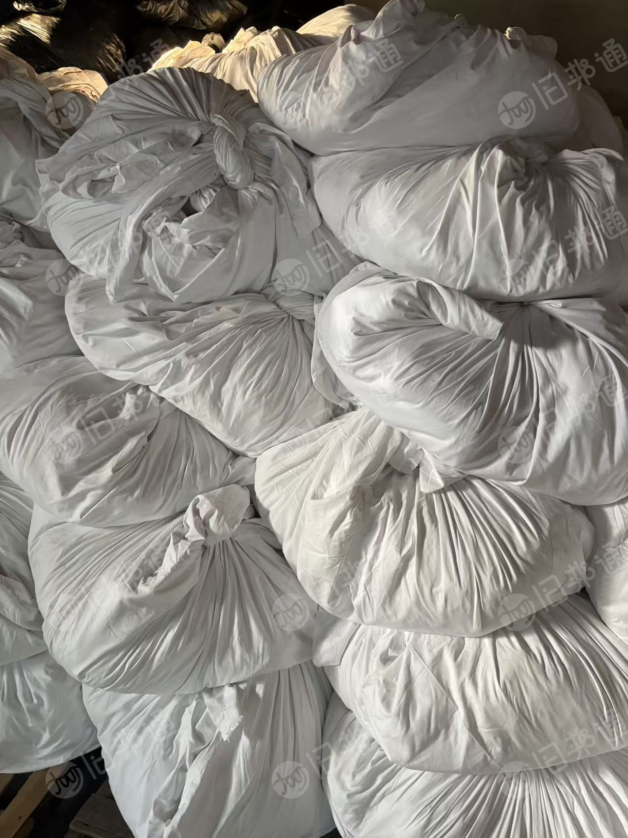 长期出售酒店床单被罩报废布草，纯棉涤棉混在一起，现货10吨左右，货在江苏南通