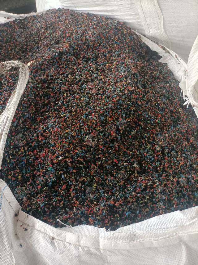 出售PVC电缆皮废料，每个月500吨，PVC电缆皮破碎料，每月200吨
