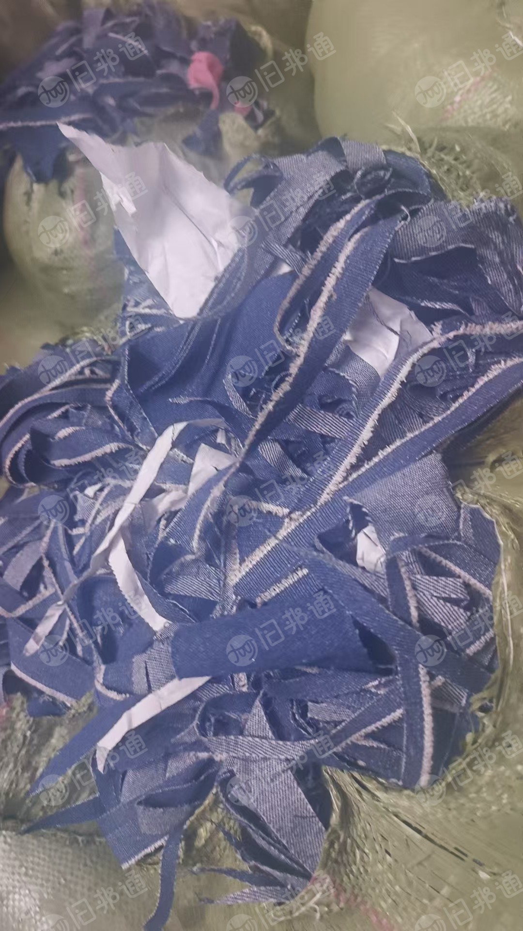 长期出售涤棉牛仔废布，牛仔废布，含棉80-85左右，现货300吨，货在福建泉州
