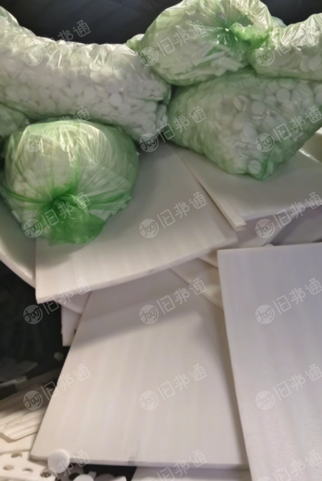 厂家出售珍珠棉废料，不带胶纯珍珠棉，都是啤孔的废料或者切边角料，月供2车9米
