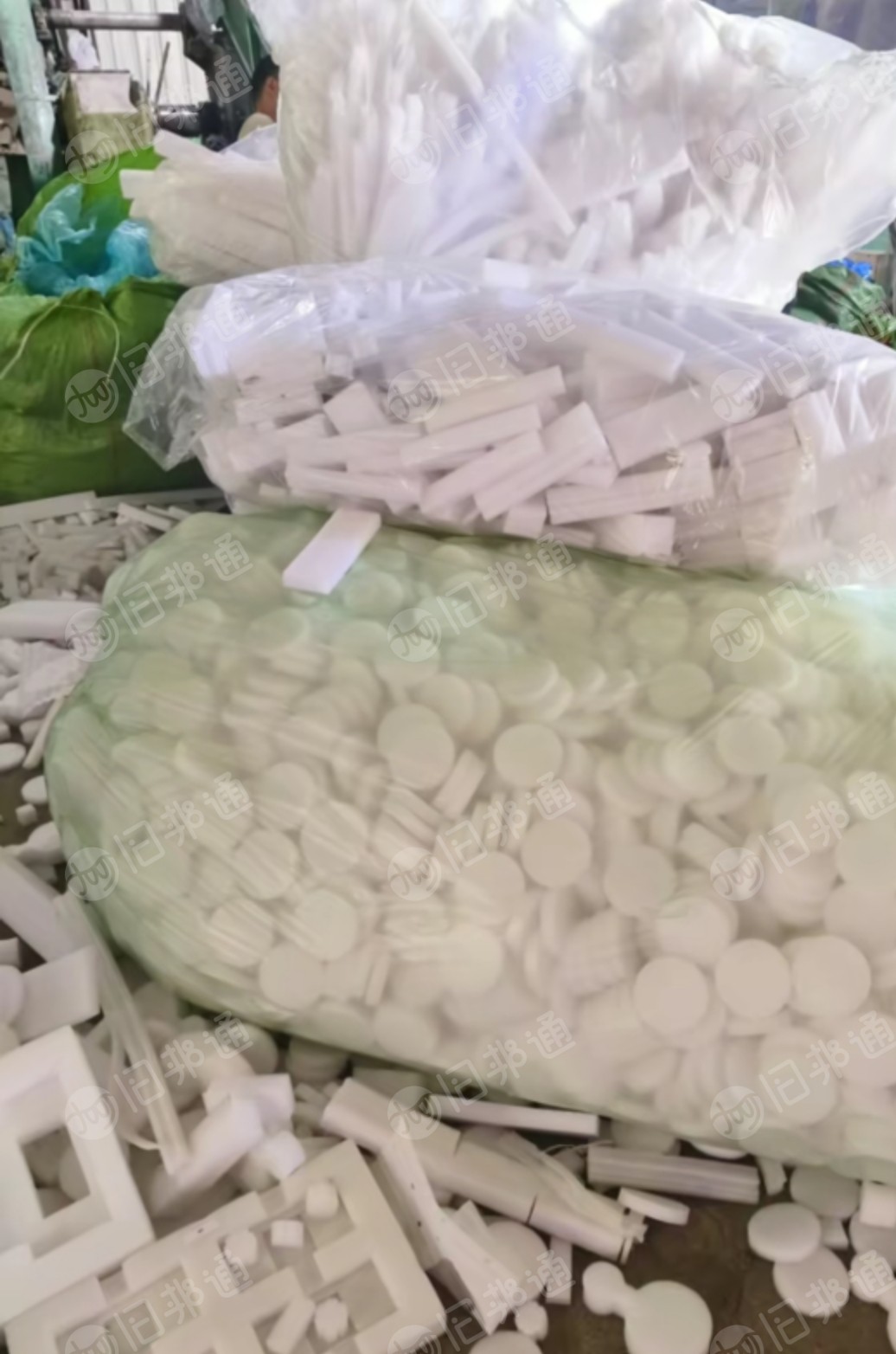 厂家出售珍珠棉废料，不带胶纯珍珠棉，都是啤孔的废料或者切边角料，月供2车9米