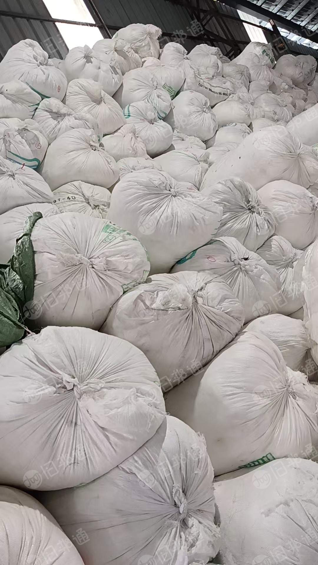 长期出售涤纶废纱涤纶废丝，织布厂下来的，现货13吨左右，货在广东中山