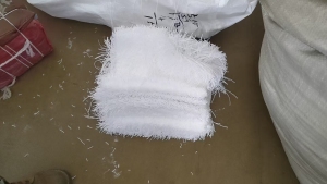长期出售地毯厂下来的单6尼龙废丝，有白色跟黑色的都有分开，现货两三百吨，货在山东威海