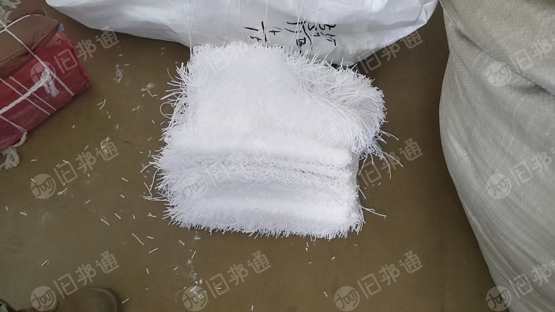 长期出售地毯厂下来的单6尼龙废丝,有白色跟黑色的都有分开,现货两三百吨,货在山东威海