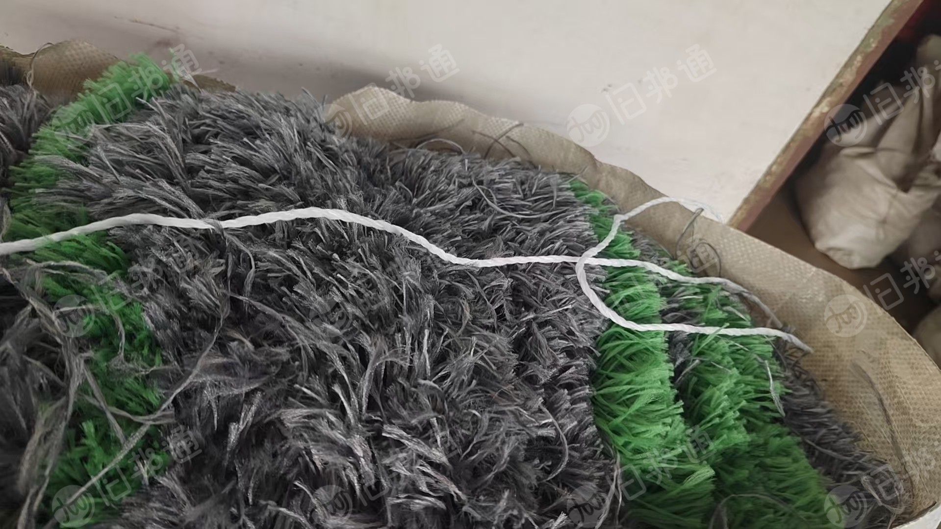 长期出售地毯厂下来的单6尼龙废丝,有白色跟黑色的都有分开,现货两三百吨,货在山东威海
