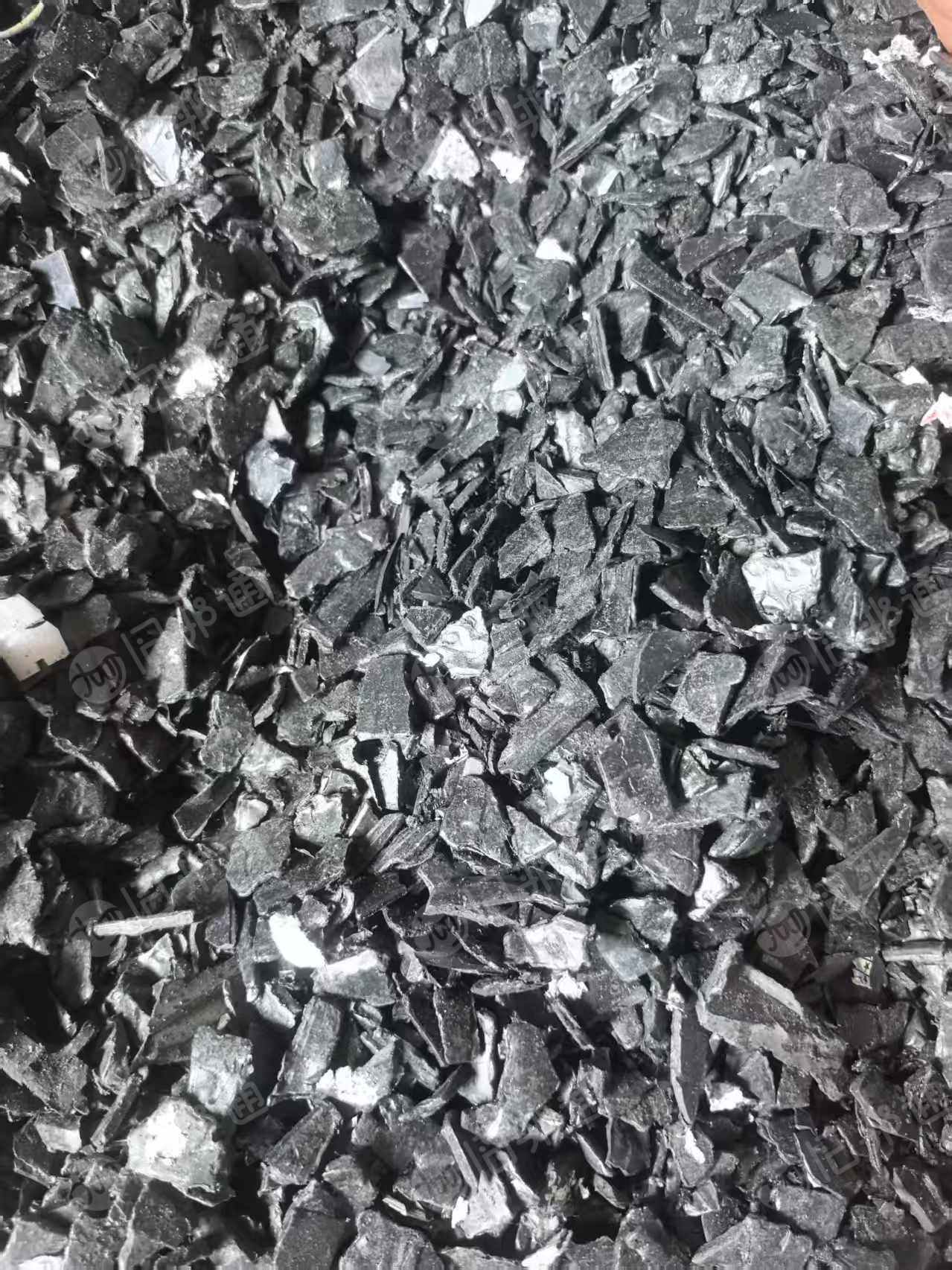出售阻燃黑色pc/abs合金破碎料，厂货下来干破的，里面有带标签纸