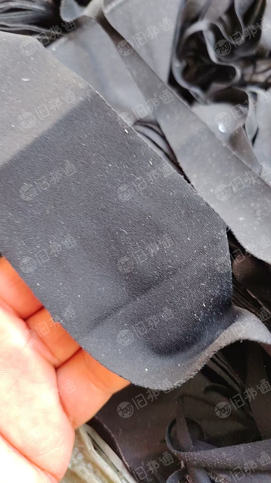 长期出售深色锦氨废布，锦氨泳装布，锦氨下脚料，氨纶含量10%左右，现货十几吨，在河南商丘