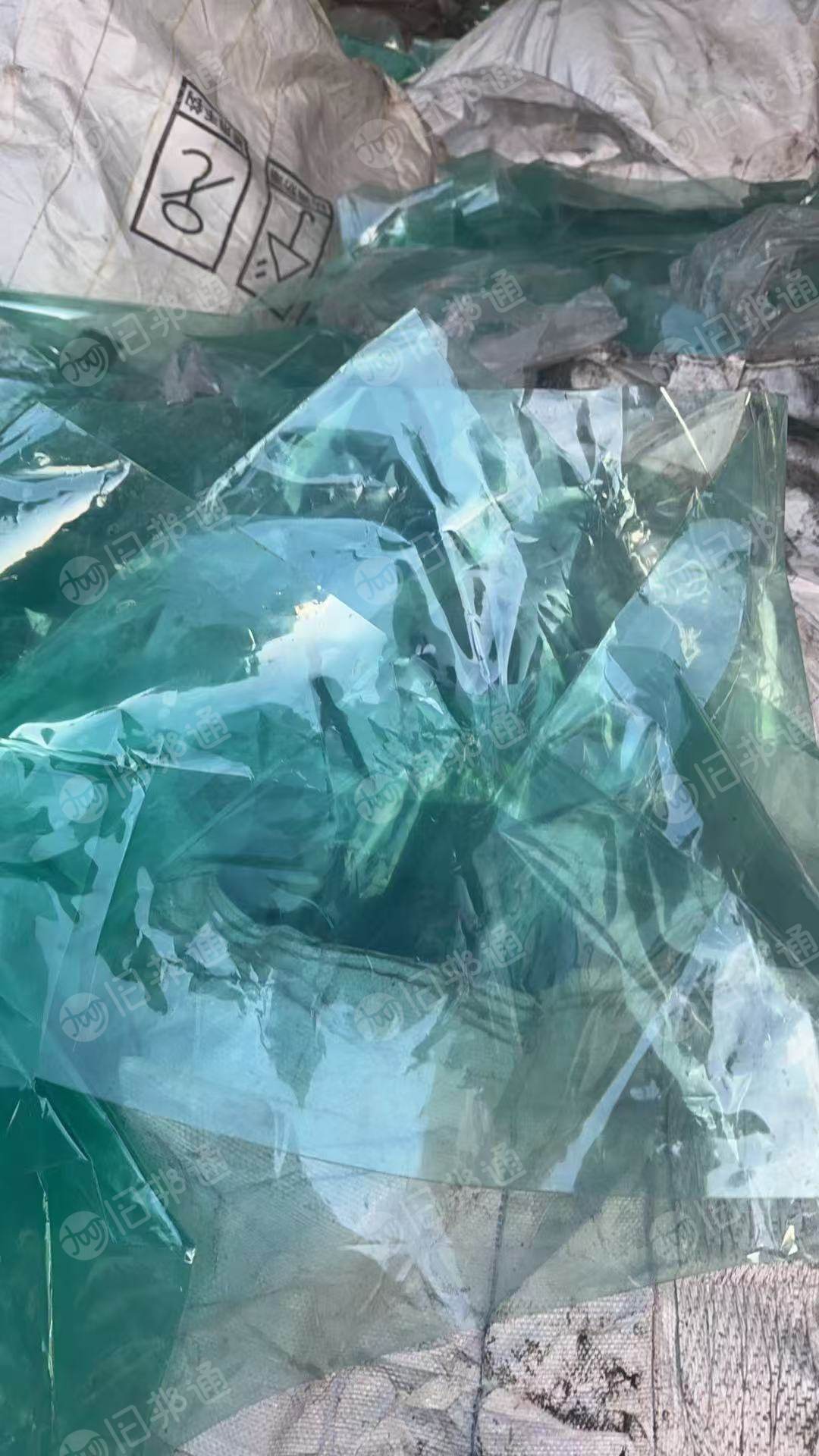 出售玻璃厂下来的PET复合膜废料，有无胶和带胶两种，现货15吨