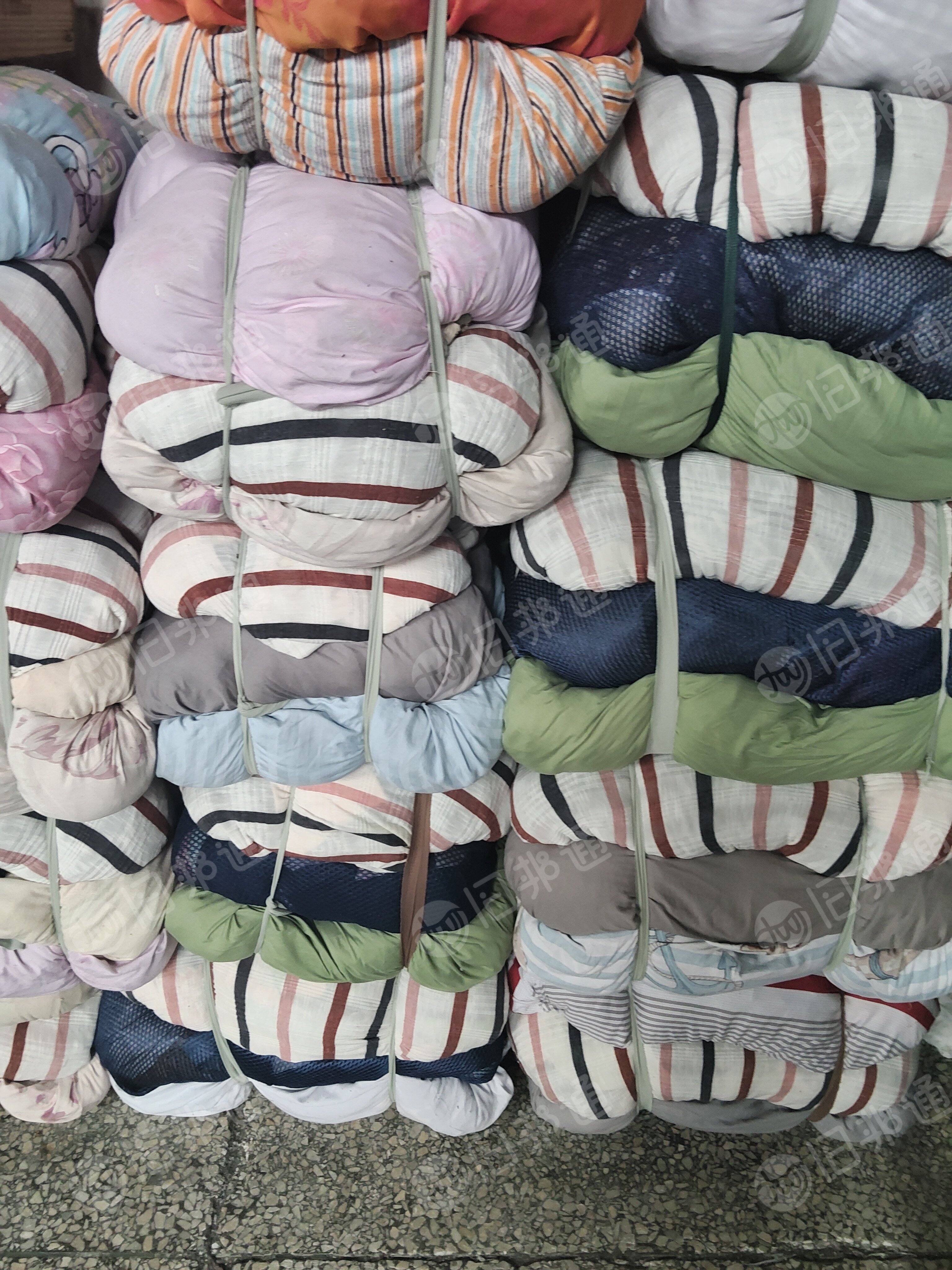 长期出售全棉旧衣服擦机布，什么颜色都有，现货20吨