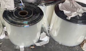长期出售PET膜废料，上面有一点油膜（黑边），无胶，每月5吨左右