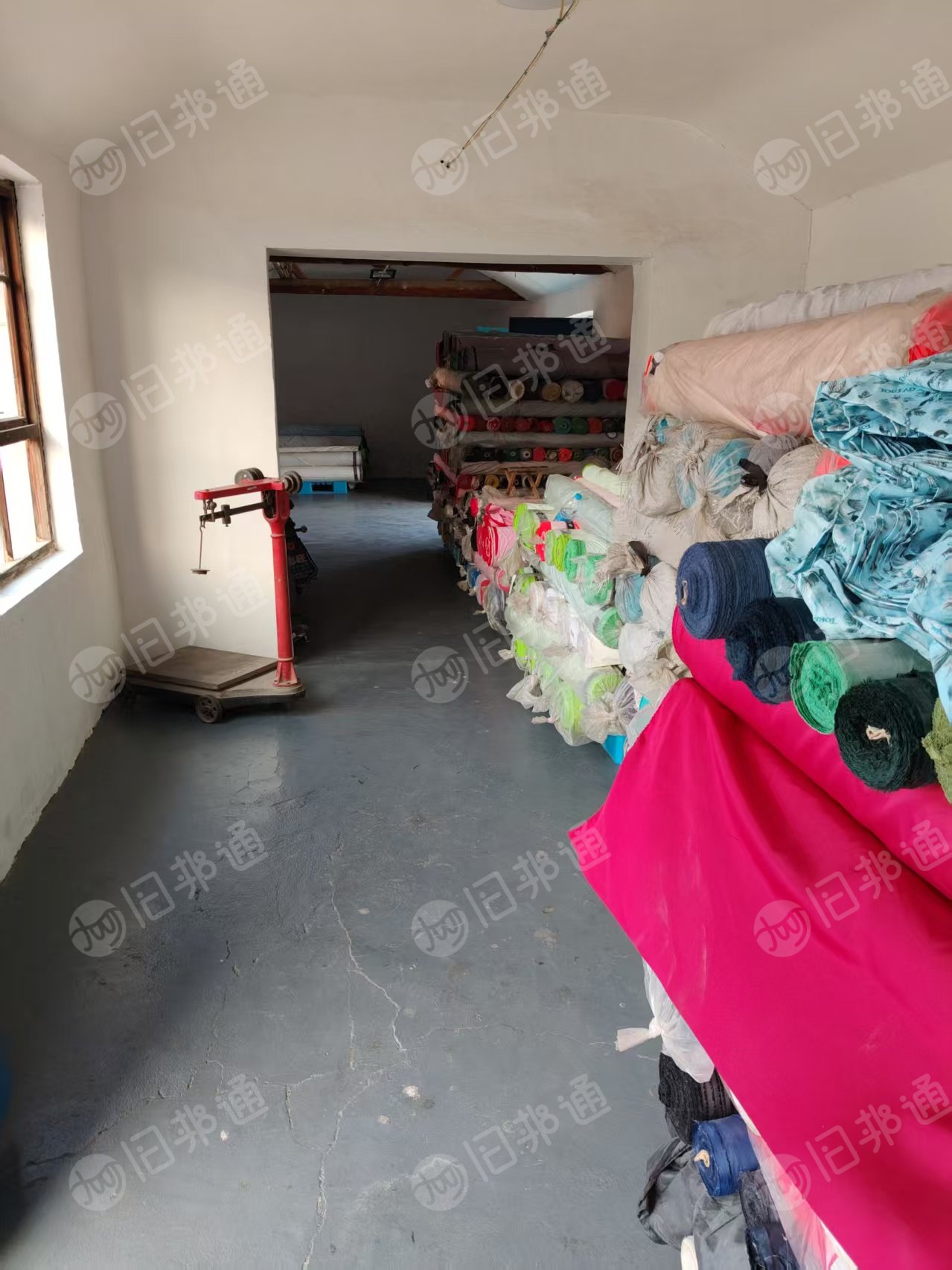 出售库存布，斜纹四面弹，320T春亚纺，做户外面料，两种有18吨左右，货在天津