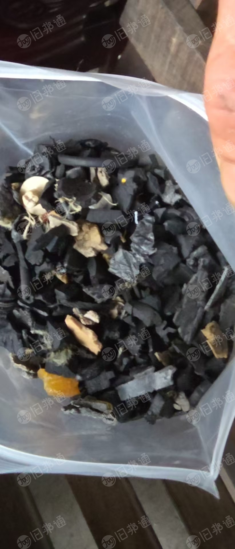 出售汽车橡胶破碎料，硅胶吉选出来的硅胶橡胶，可炼油，现货500吨