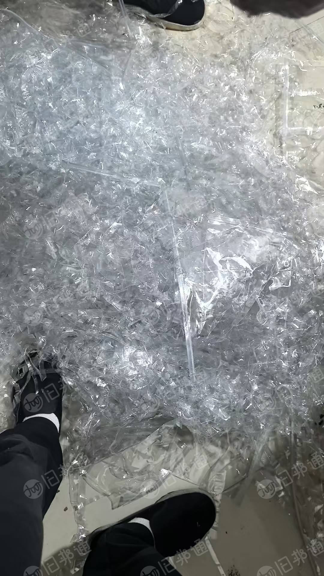 出售软质PVC毛料，高频机厂，手机包，洗漱包，化妆品包，礼品包下来的，每个月20-30吨