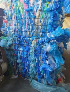 长期出售干造低压膜废料，白色低压膜现货一吨，杂色低压膜，现货7-8吨