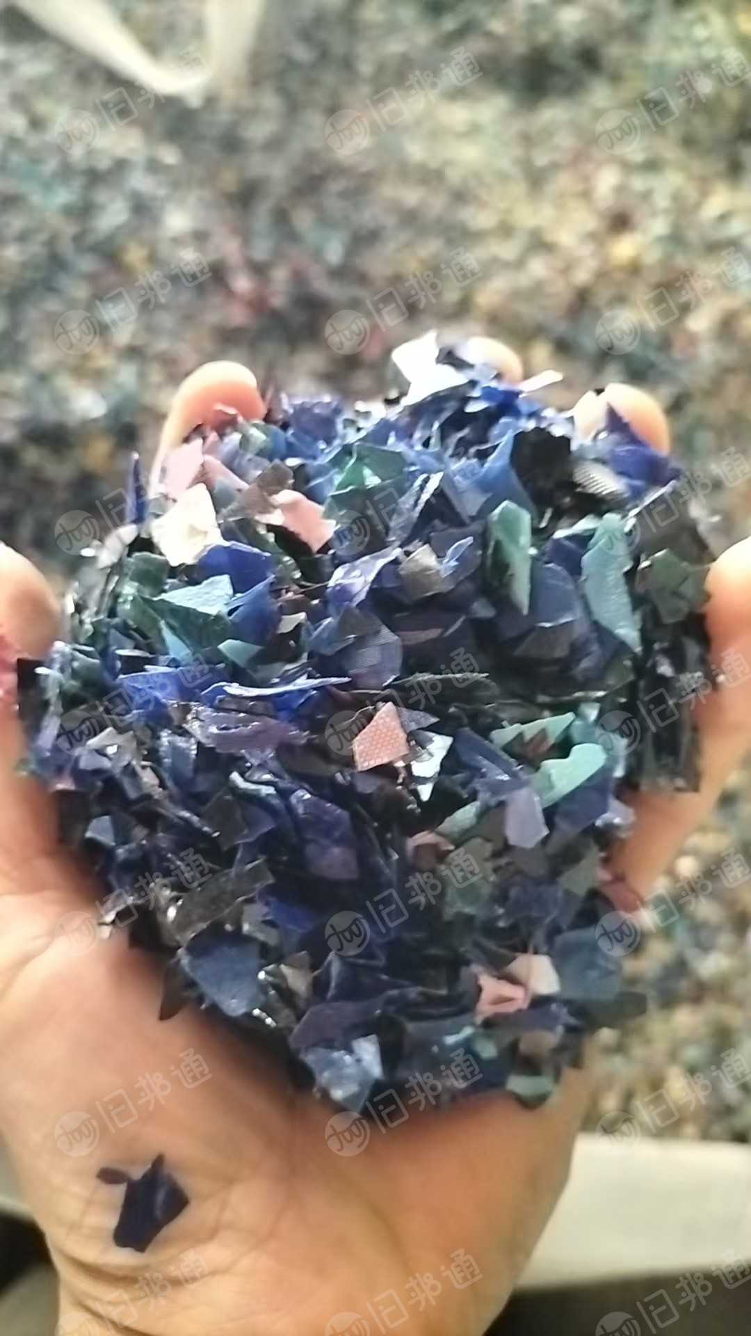 出售箱包厂下来的环保PC破碎料，箱包壳外面那一层膜破出来的，现货十几吨