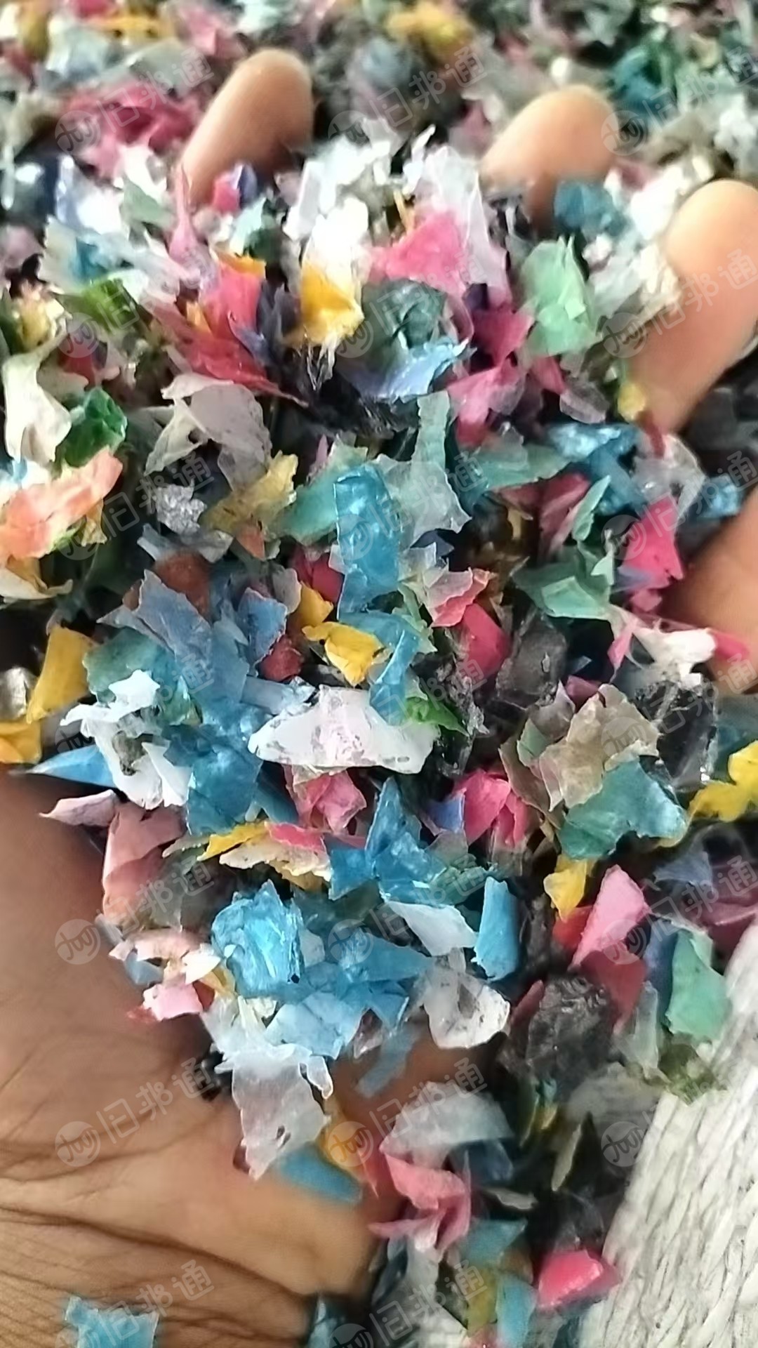 出售箱包厂下来的环保PC破碎料，箱包壳外面那一层膜破出来的，现货十几吨