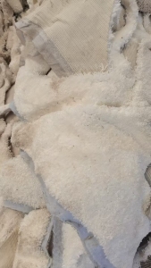 长期出售白色涤纶地毯边角料，地毯下脚料，有含层胶，现货20吨，在山东滨州