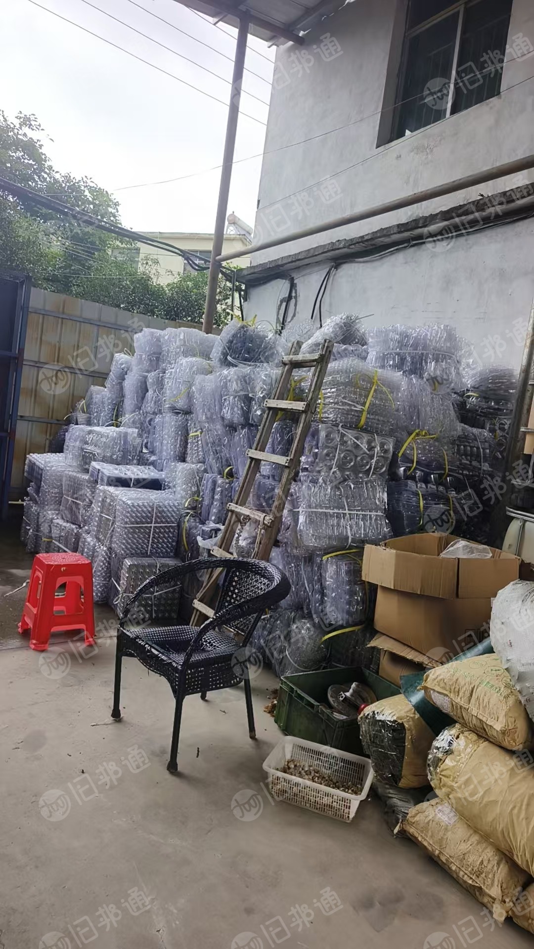 长期出售pet吸塑盒毛料，带标签不带标签的都有，现货9.6一车