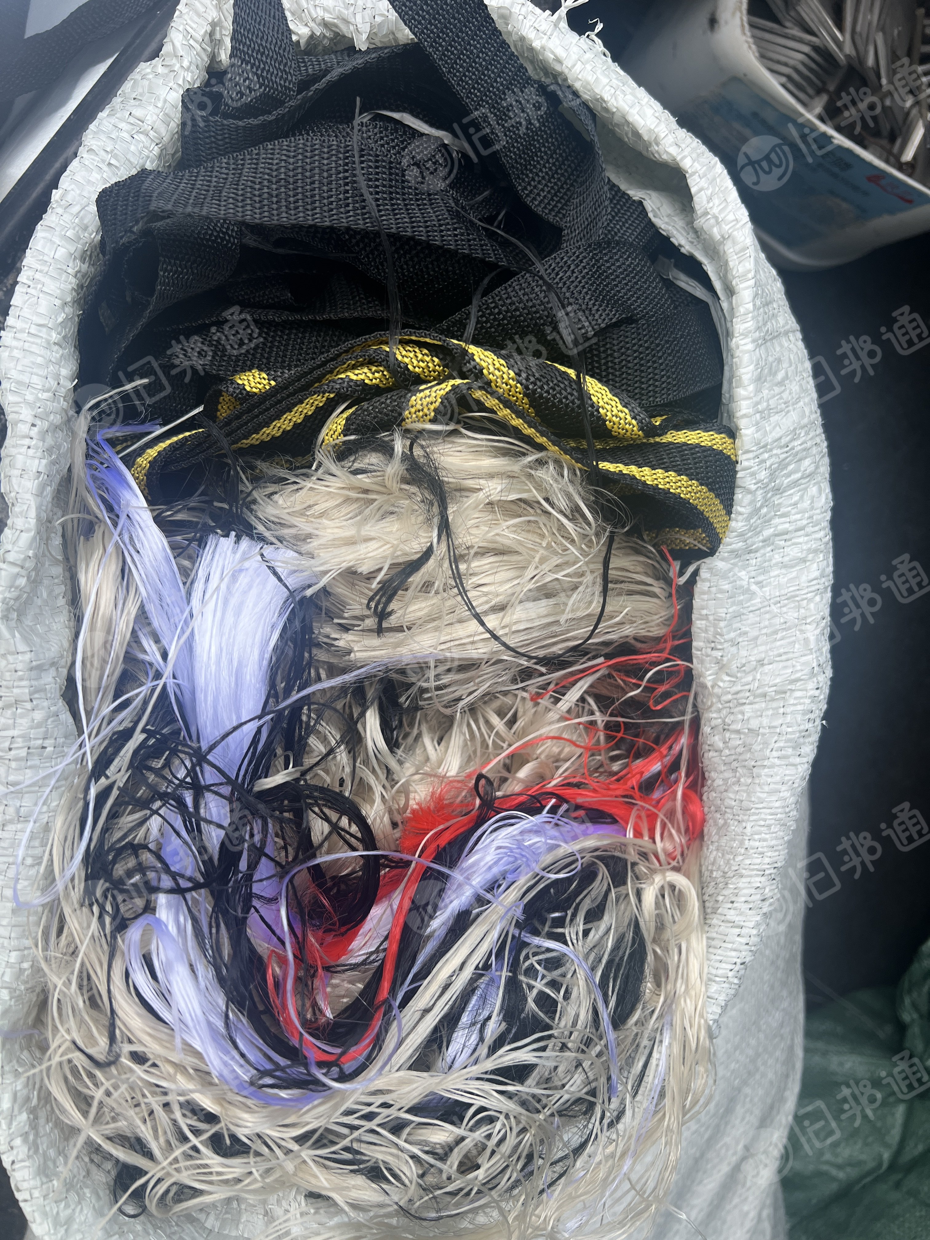 长期出售织带厂下来的废丝，织带边角料，有涤纶，丙纶，尼龙，统货出，杂色，月供20-30吨