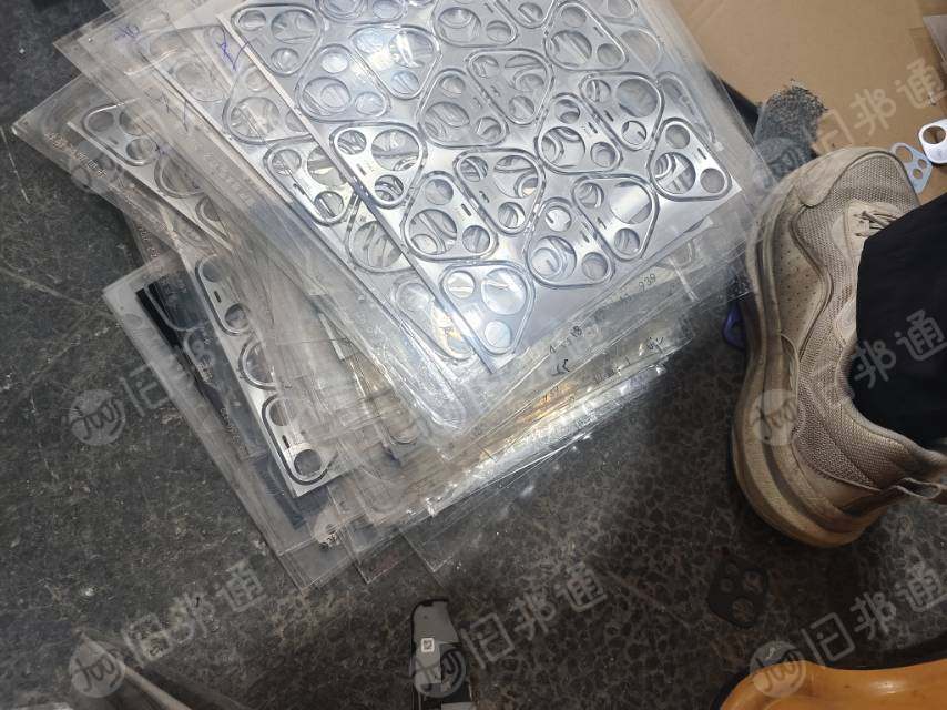 长期求购各种品牌手机壳，中框镜片等手机配件