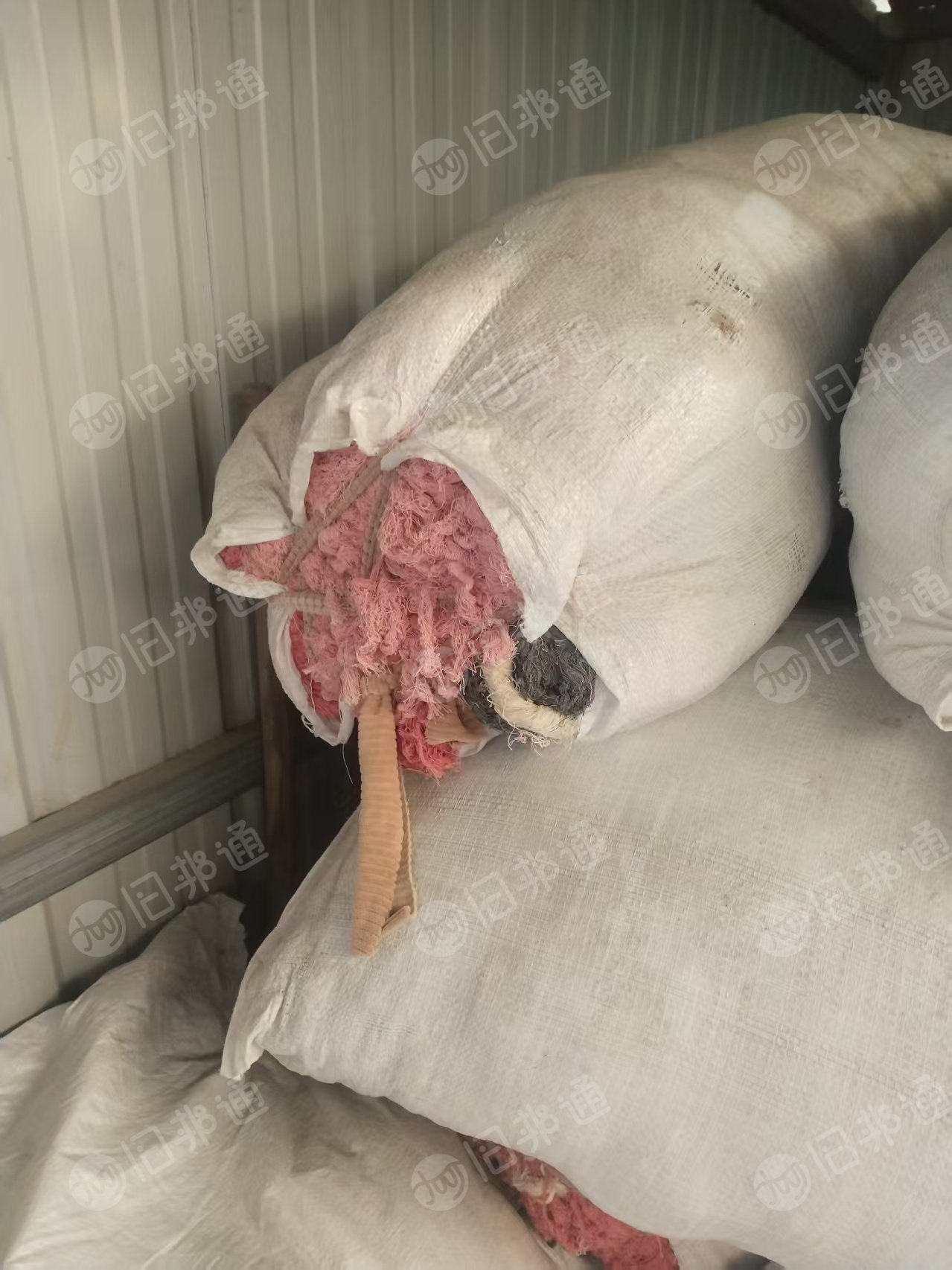 长期出售擦机纱，有棉的有涤的混在一起，废纱，货在江苏徐州，现货有八九吨，货在江苏徐州