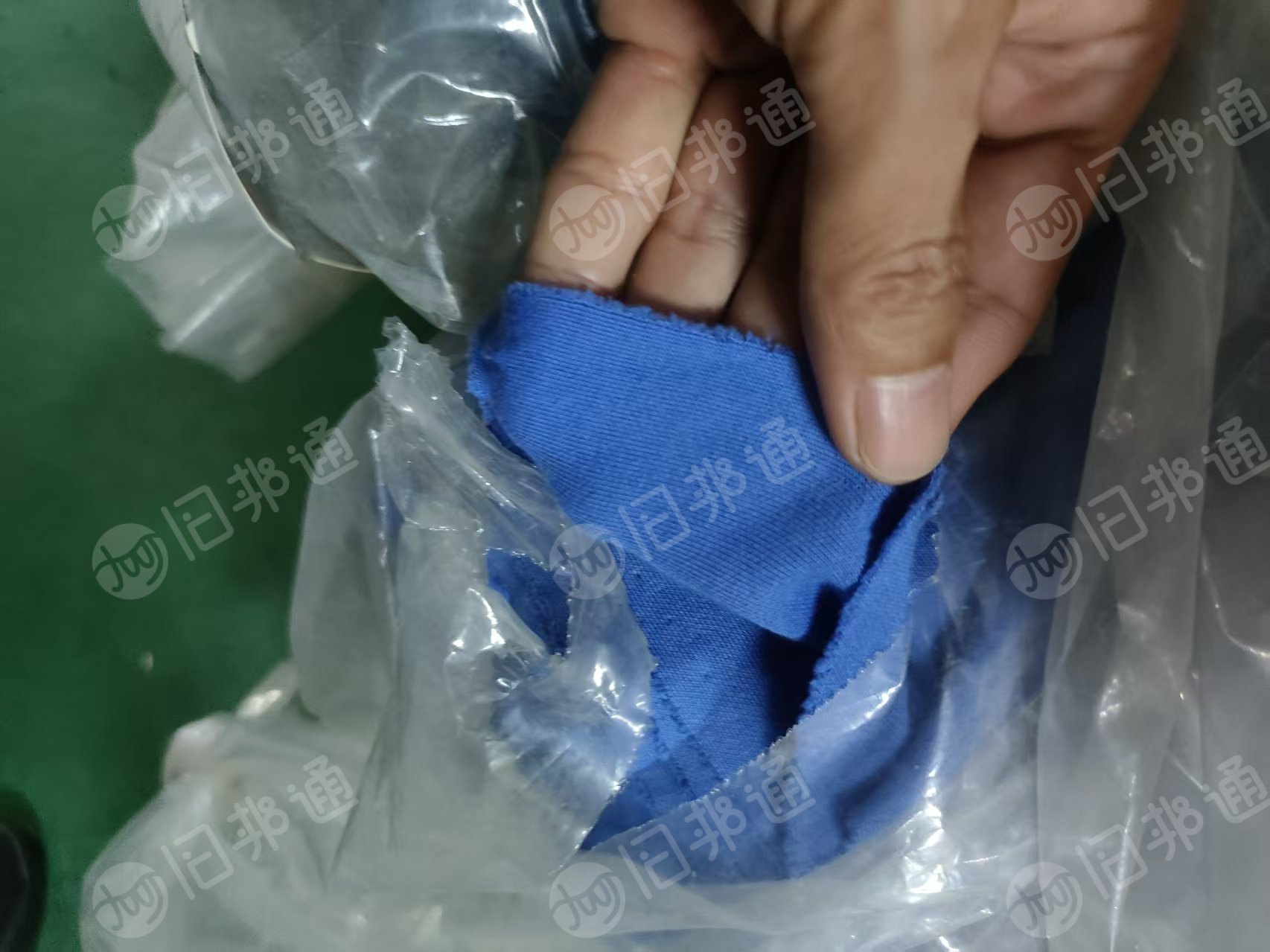 出售做校服下来的库存面料，库存服装，库存校服，校服现货百来吨，库存布现在十一吨