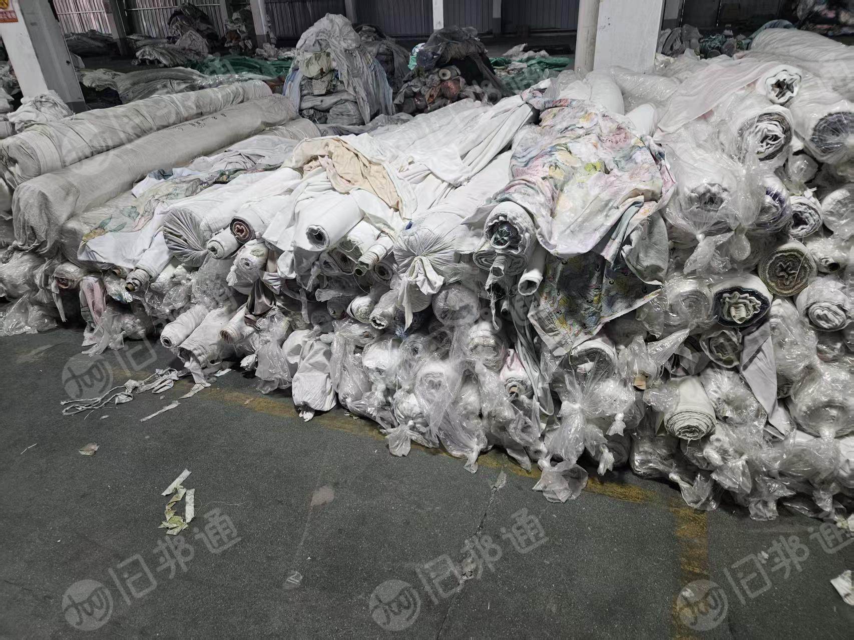 厂家出售纯棉梭织布,大卷布,小卷布,刀口布都有,大卷布现货30吨,货在山东青岛