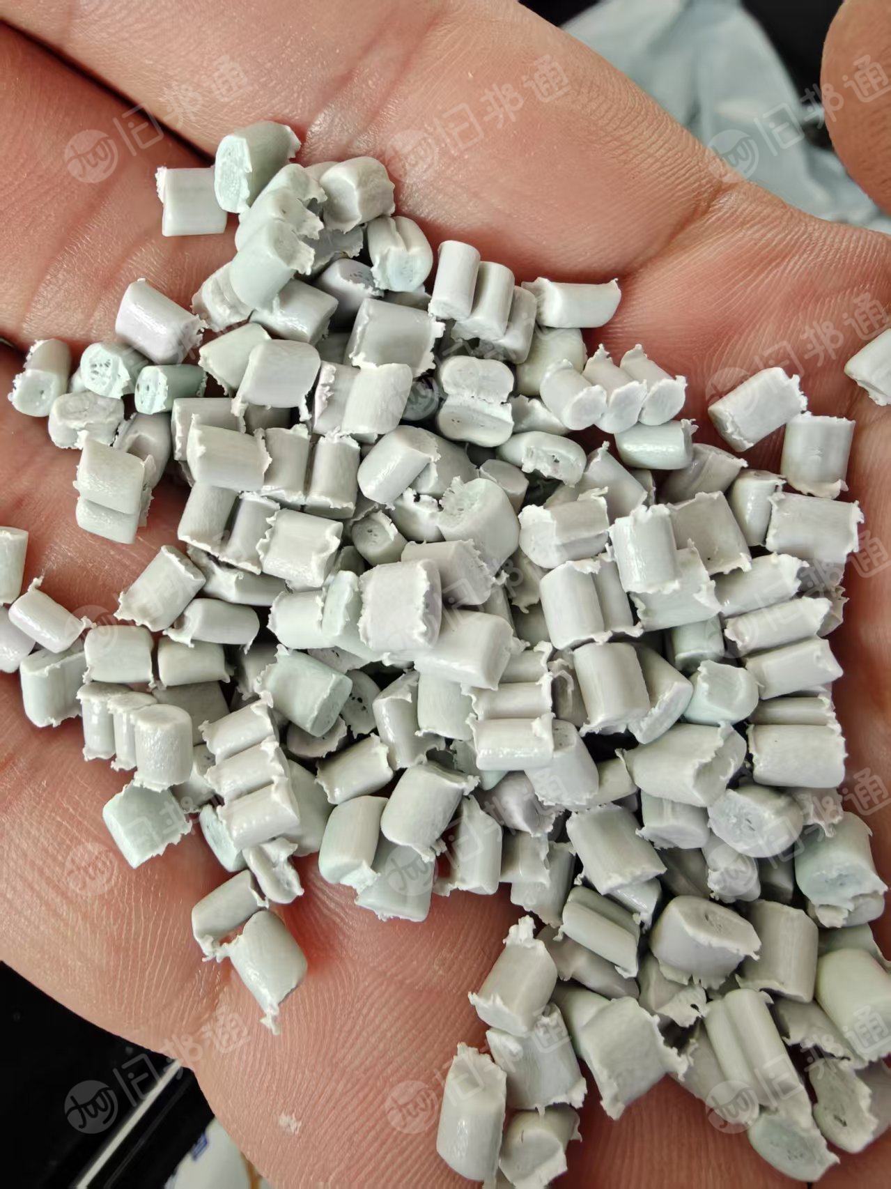 出售原料袋颗粒，乳白袋颗粒，过2张80目跟2张100目， 月供90吨