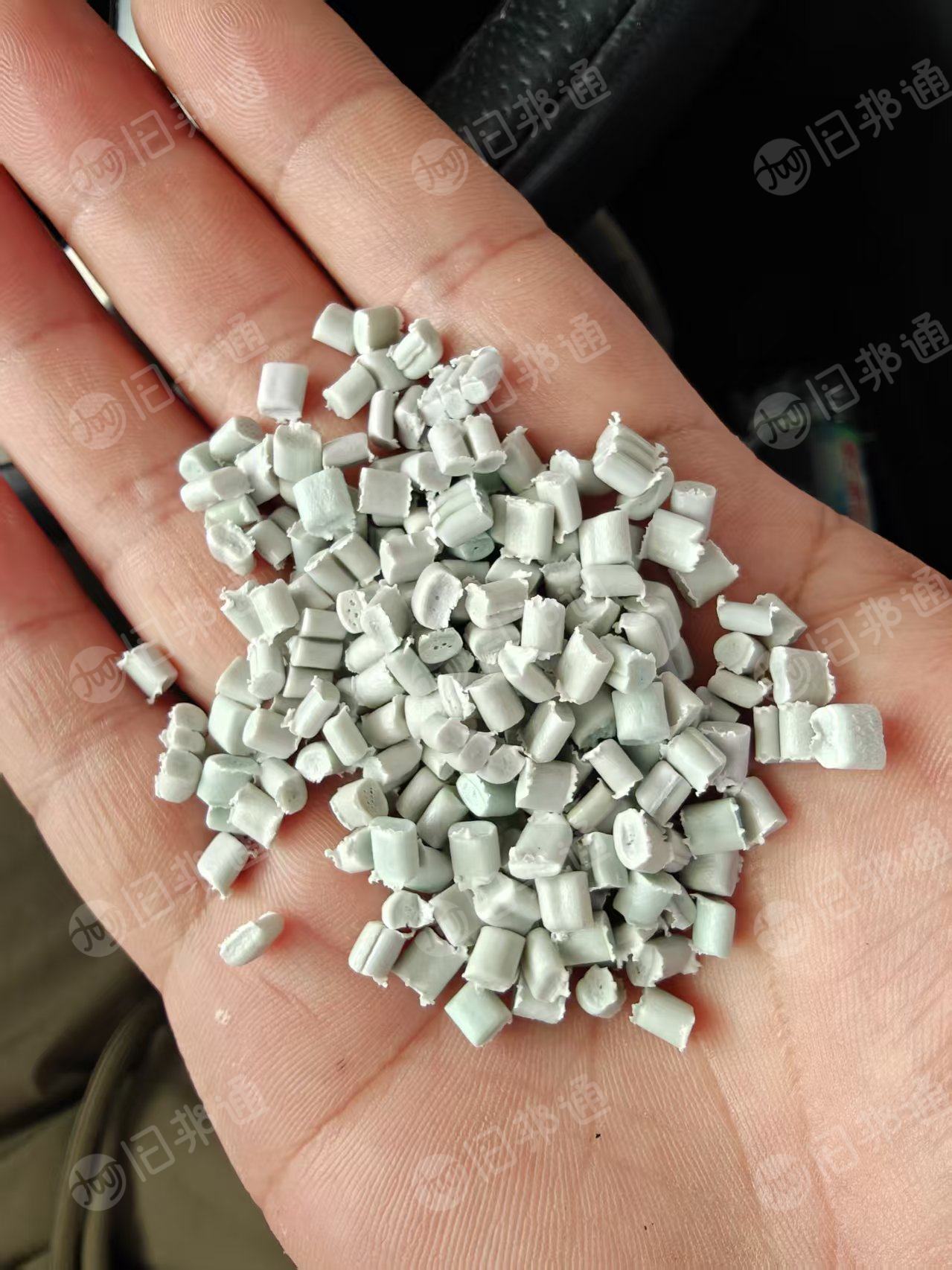 出售原料袋颗粒，乳白袋颗粒，过2张80目跟2张100目， 月供90吨