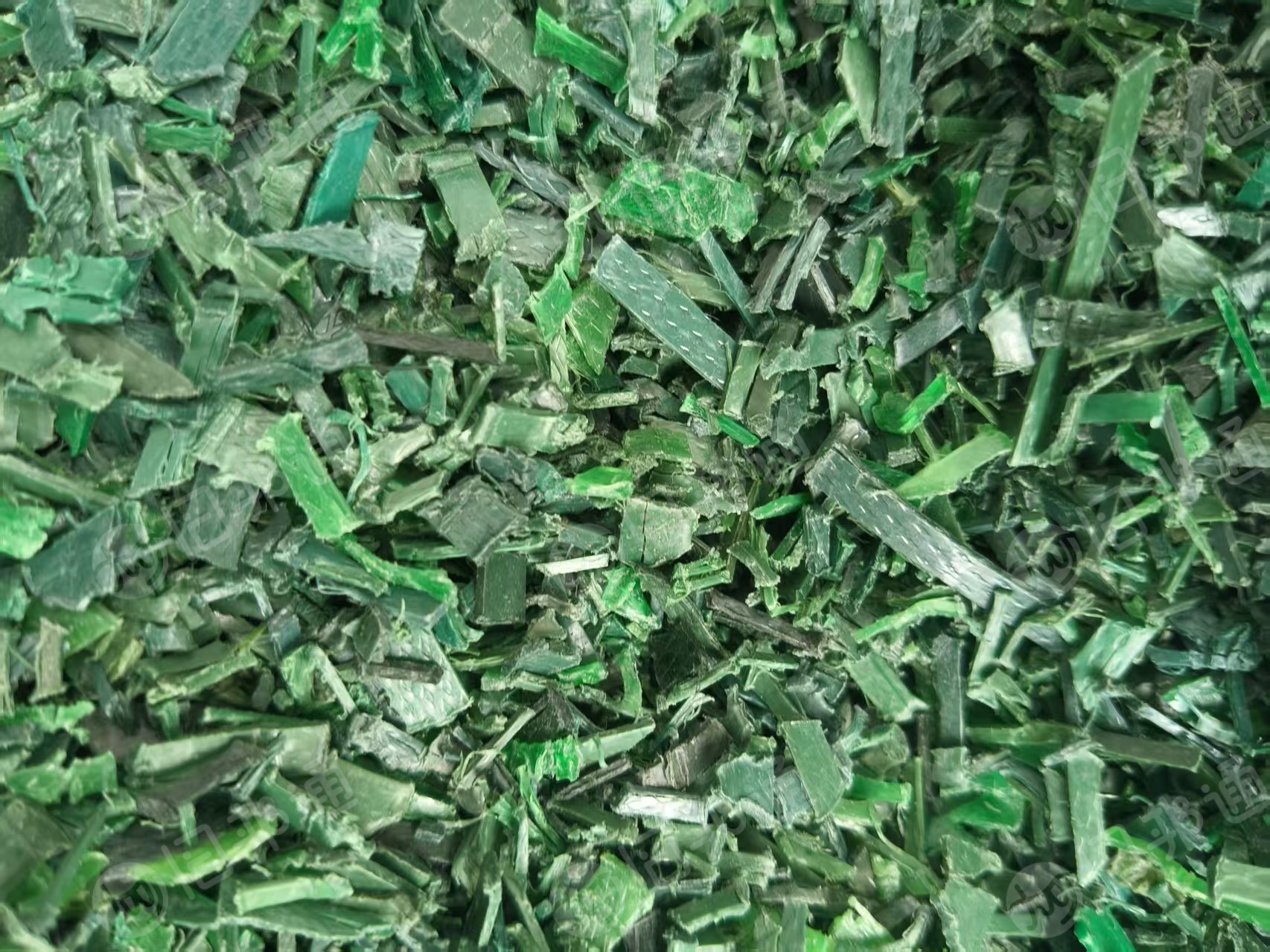 出售PET打包带破碎料，黑色单独挑出来，纯绿色打包带破碎料月供200吨