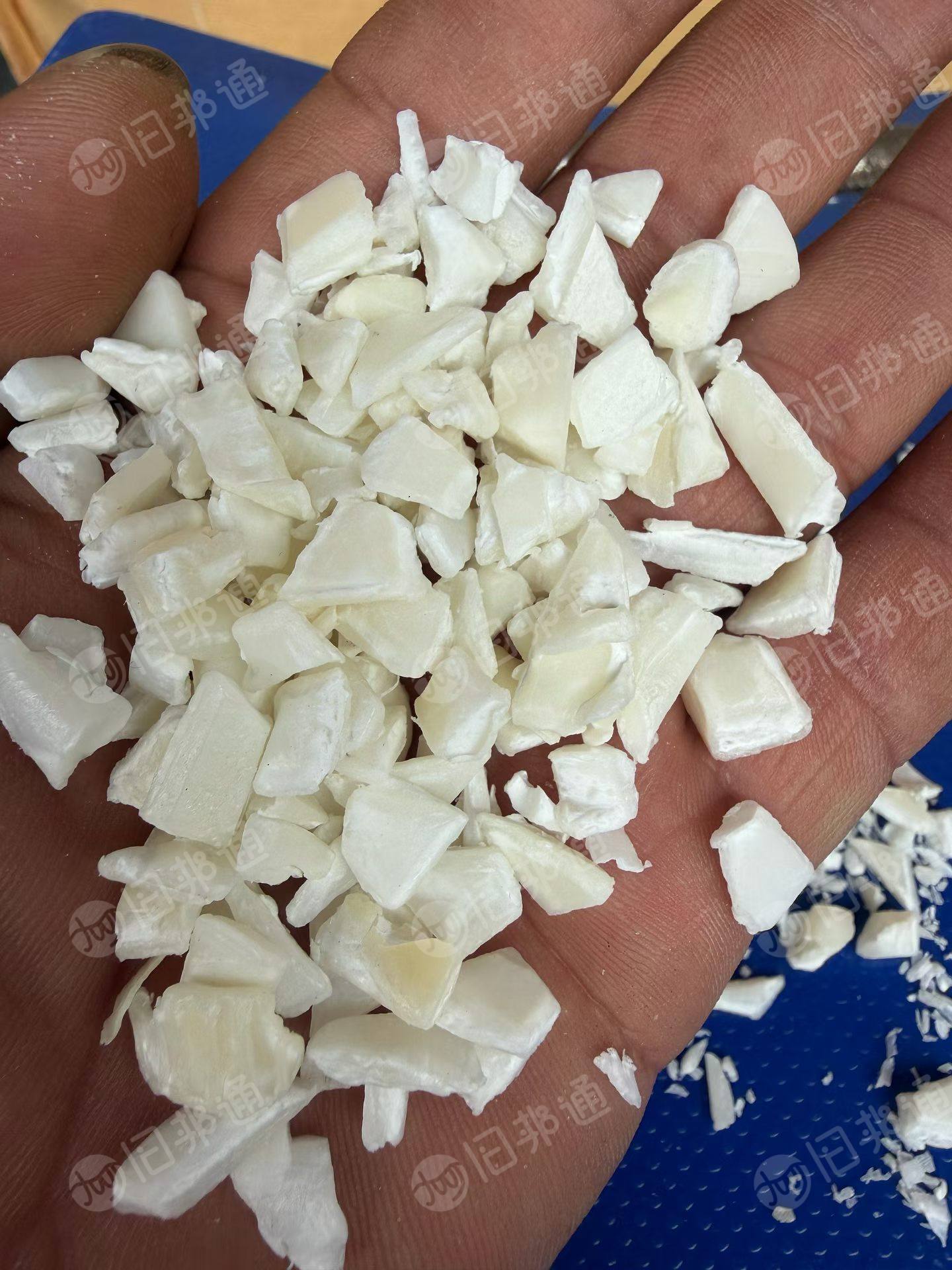 出售本色ABS粉碎料，ABS管芯破碎料，现货10吨（ 可以注塑）（可以含税出）
