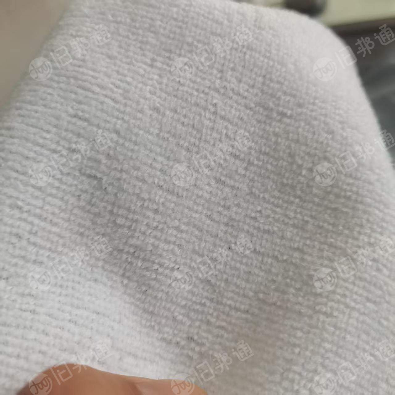 长期出售白色涤纶针织布，纯白的，拉丝很好的，干的，每个月有50多吨，货在河北保定