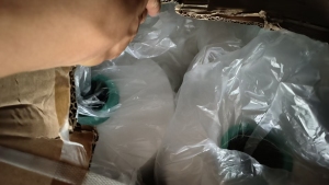 出售白色涤纶丝，涤纶特种丝，原先是用来织窗帘布下来的，现在有280D和300D,现货有8吨左右