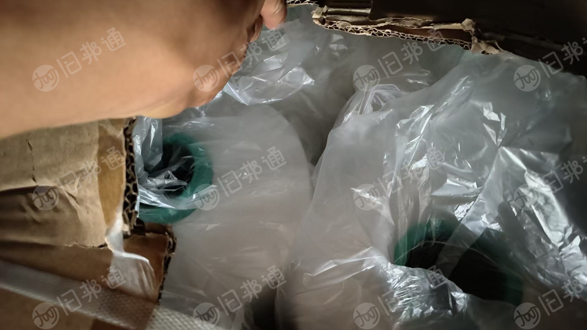 出售白色涤纶丝，涤纶特种丝，原先是用来织窗帘布下来的，现在有280D和300D,现货有8吨左右