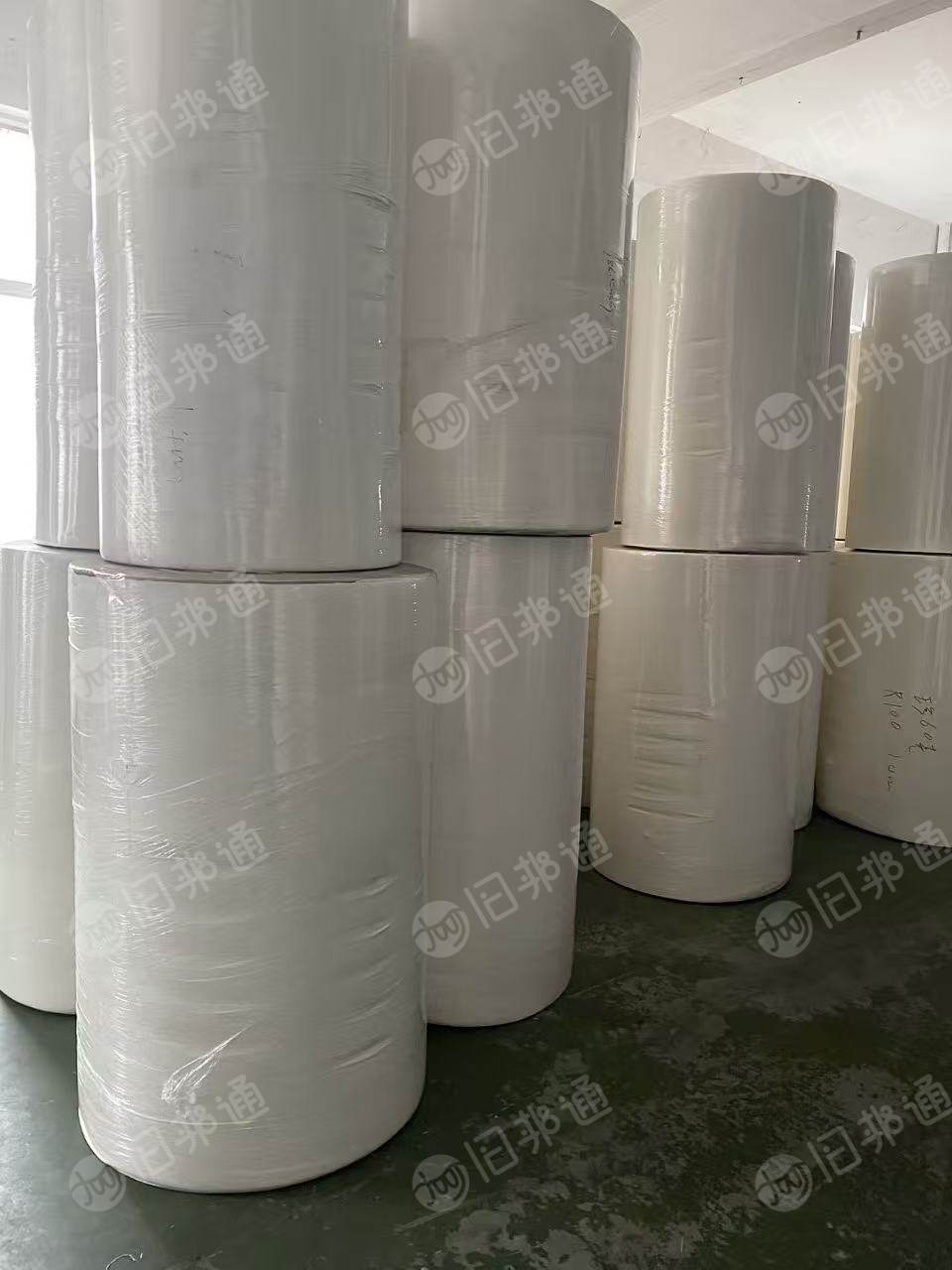 出售纯黏胶库存无纺布，门幅1.4米，克重45-55克左右，现货15吨，货在浙江杭州