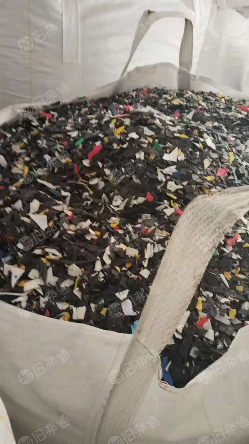 长期出售花色pp涂料桶破碎料，现货10吨左右