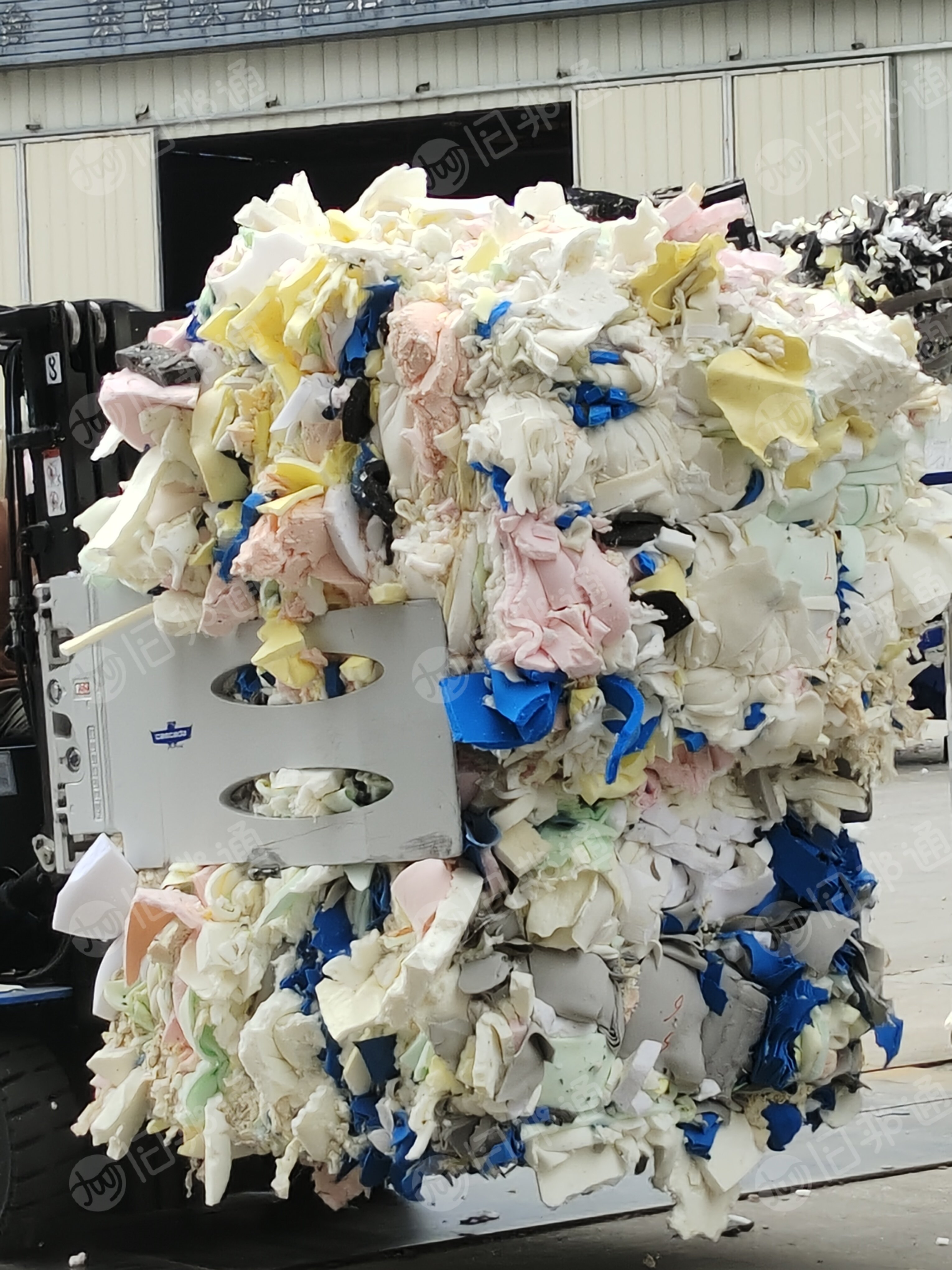 长期出售杂色绵海绵料30%皮料，废海绵，海绵边角料，月供1000吨