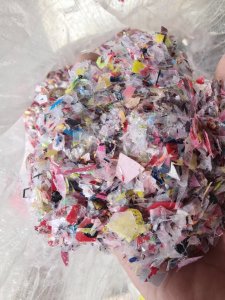 长期出售卷材割出来破碎的中性PVC破碎料，现货二十吨左右
