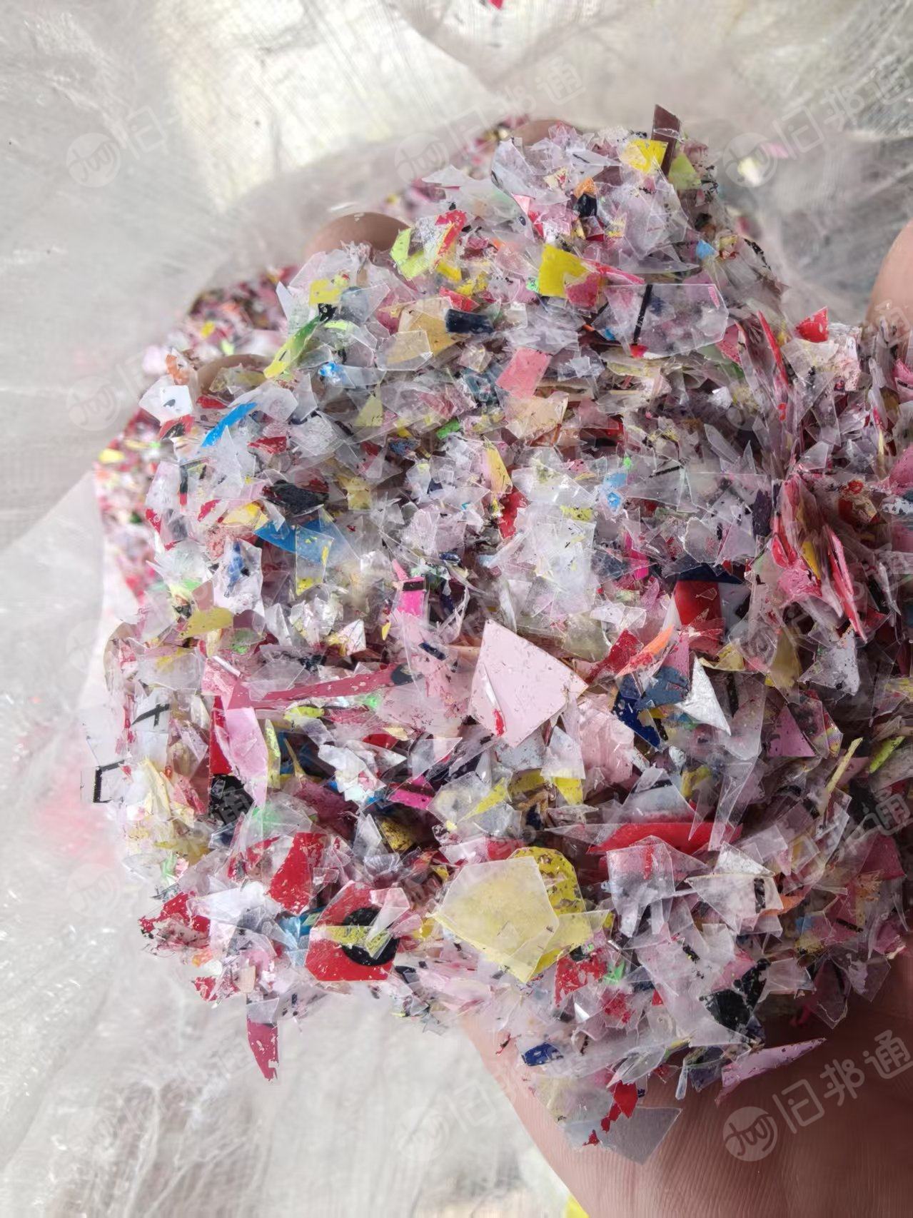 长期出售卷材割出来破碎的中性PVC破碎料，现货二十吨左右