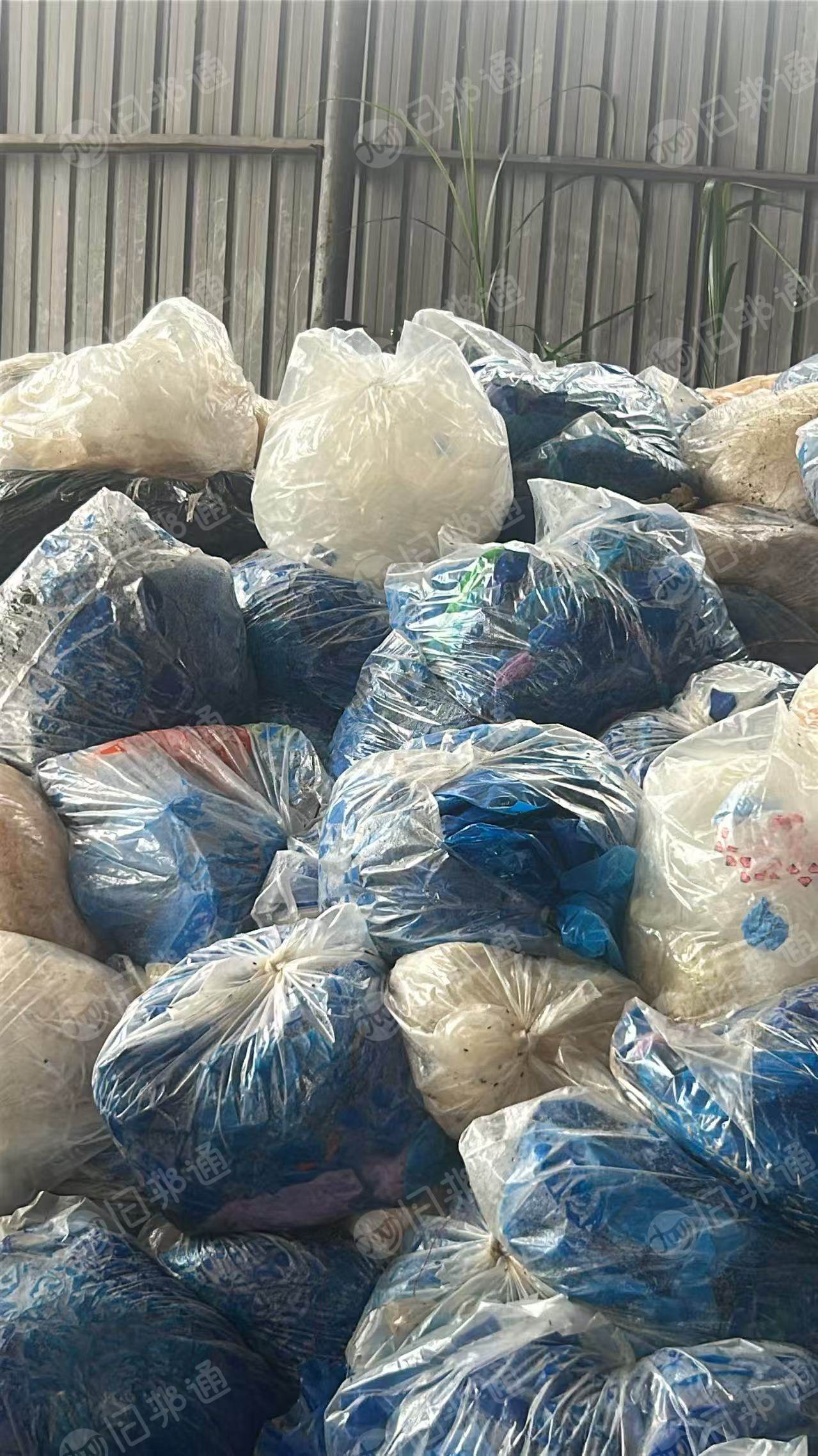 出售pe红膜蓝膜废料，厂家下来一袋一袋分装好了的，现货十几吨