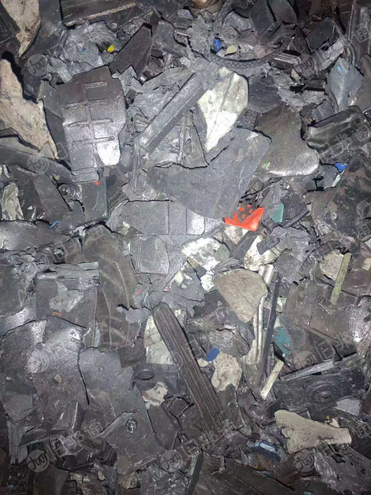 长期出售pp电瓶壳破碎料，大片的，没有过盐水