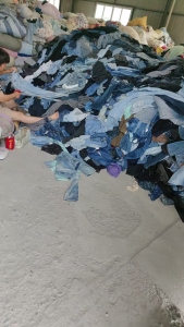 长期出售旧衣服黑料，废牛仔，剪完拉链的，现货20吨，在四川成都