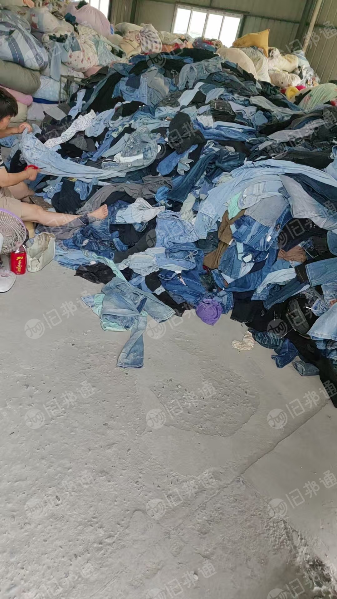 长期出售旧衣服黑料，废牛仔，剪完拉链的，现货20吨，在四川成都