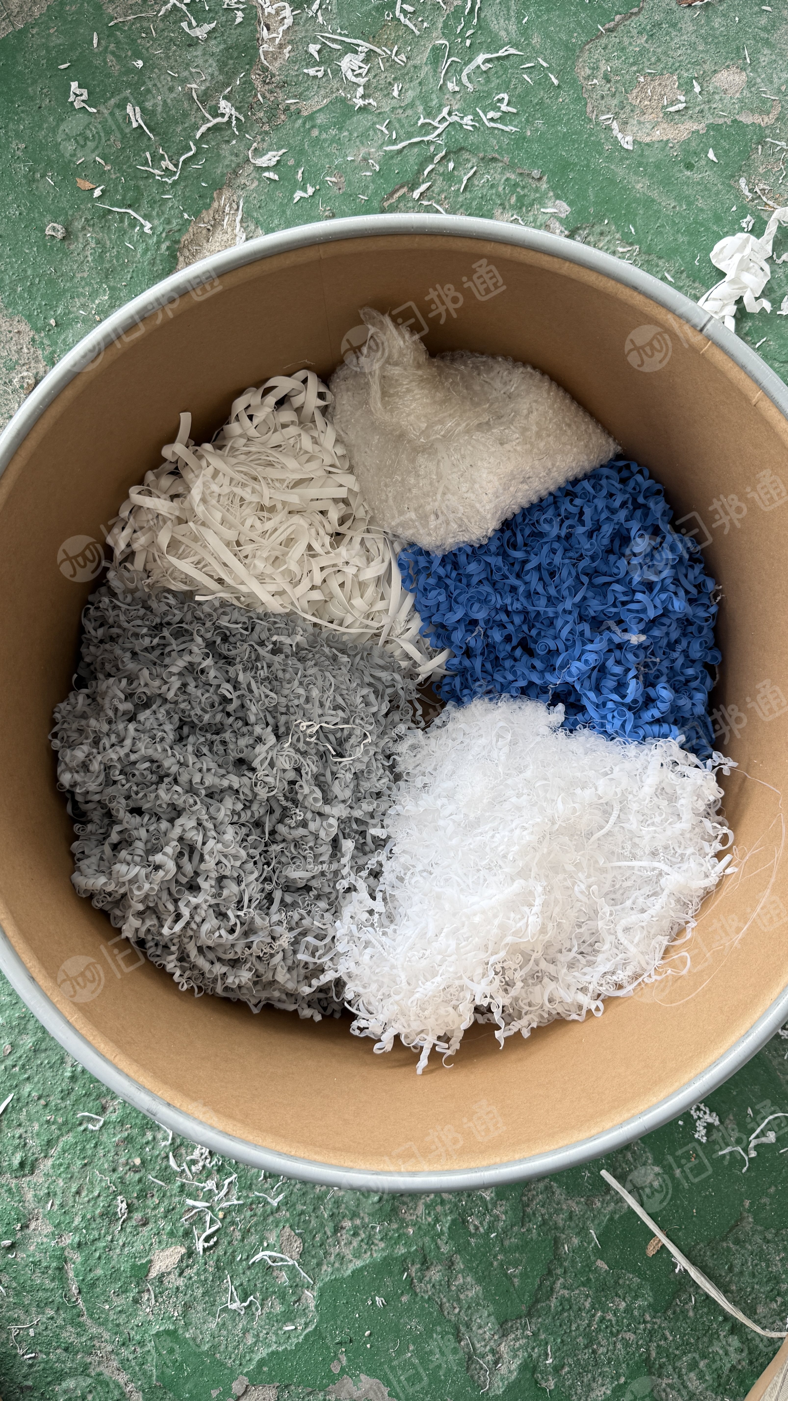 长期出售PTFE边角料废料，刨花料，现货十几吨，货在江苏苏州