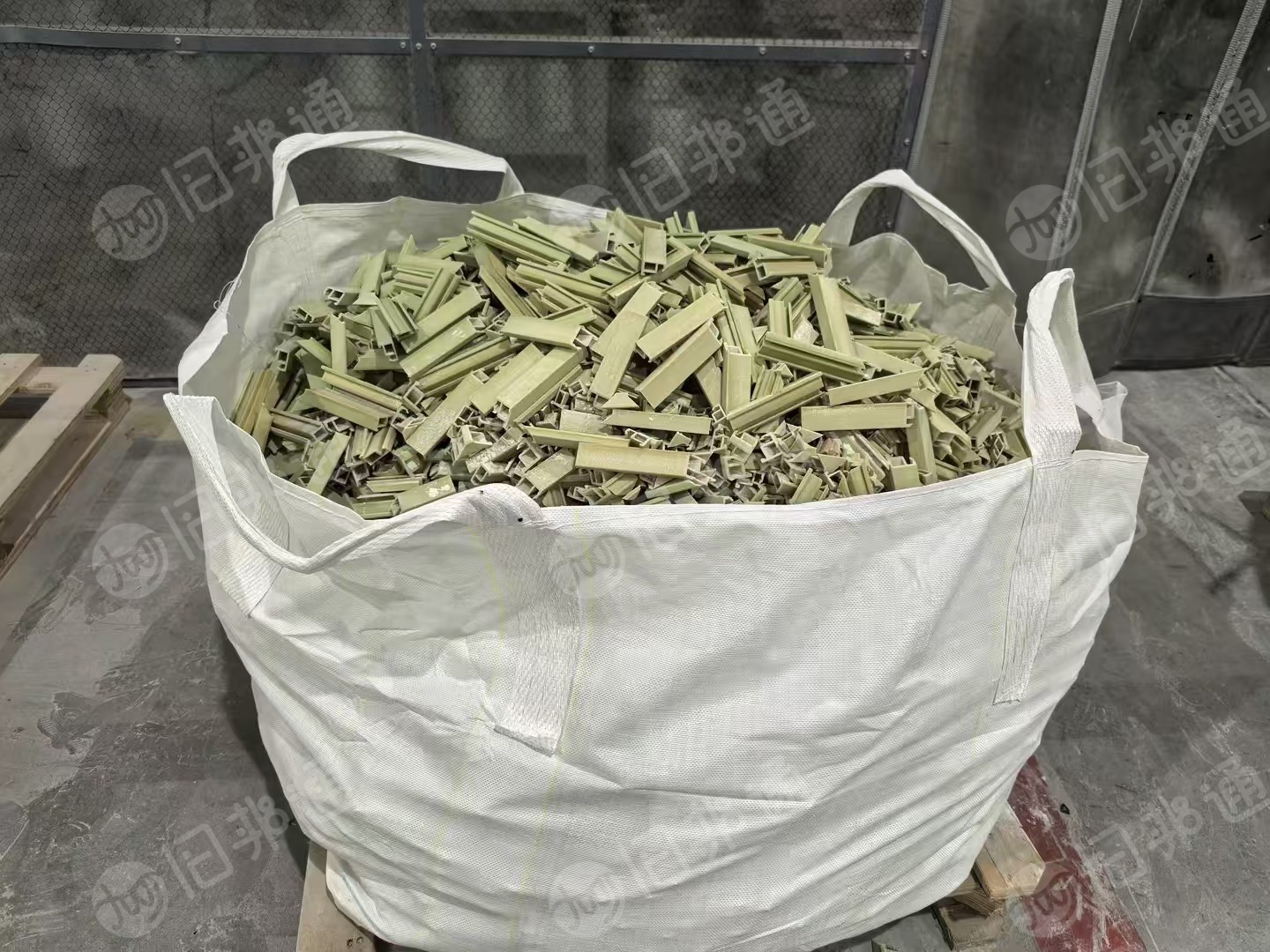 长期出售聚氨酯废料，PU废料，有毛料有粉末料，月供几十吨，上海跟江苏南通都有