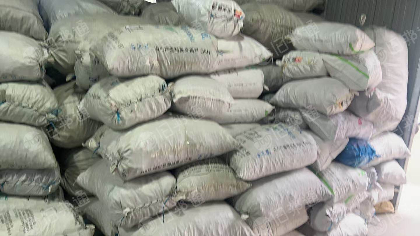 出售化妆瓶的pet破碎料，透明现货8吨，杂色现货30吨，长期都有