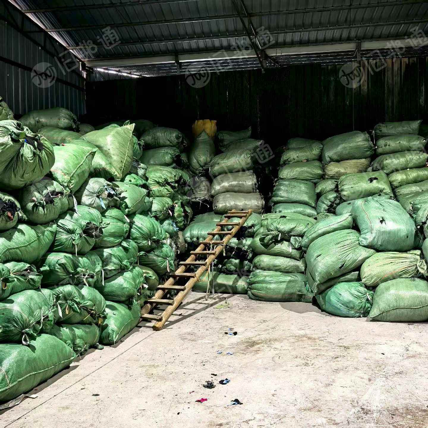 长期出售针织卫衣布料黑色涤纶废布，涤纶边角料，现货10吨左右，在广东清远