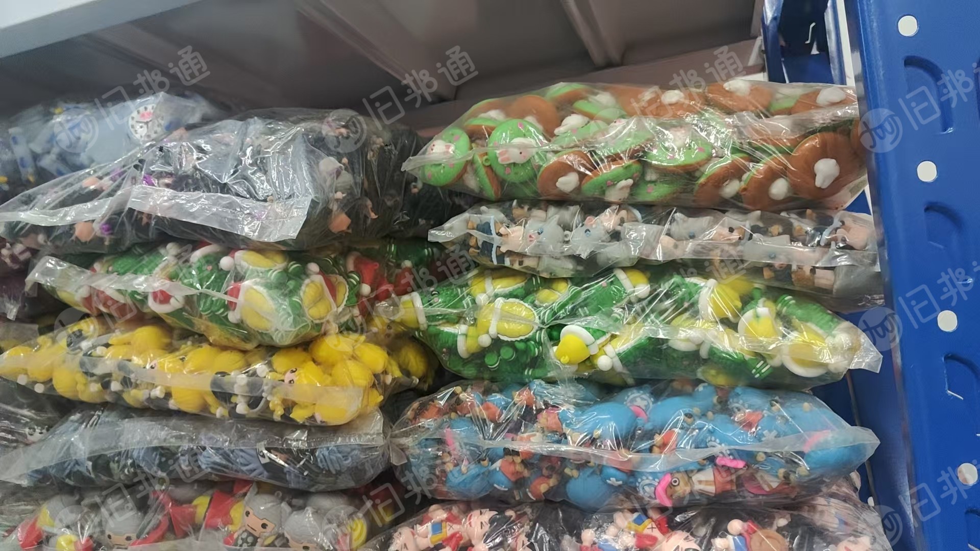 出售PVC废料,有PVC滴塑,PVC皮革边料,箱包厂下来的,带底布
